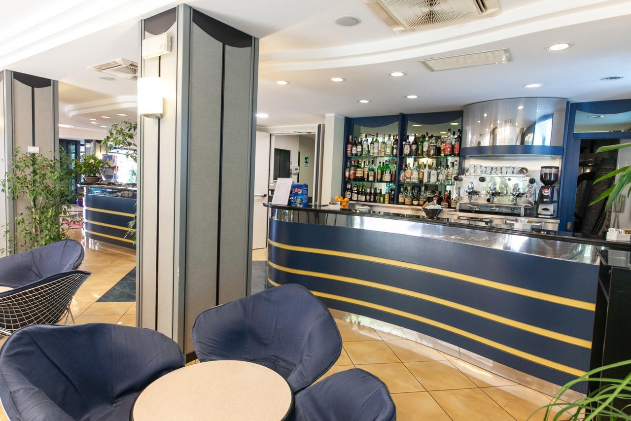Hotel Gabbiano Cattolica Kültér fotó